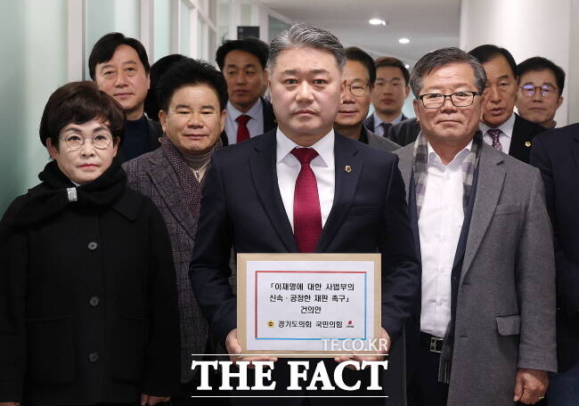 경기도의회 국민의힘 소속 의원들이 12일 이재명 더불어민주당 대표에 대한 사법부의 신속하고 공정한 재판을 촉구하는 건의안 제출하고 있다./경기도의회