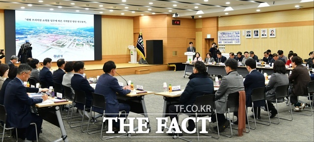 11일 열린 경산 지식산업지구 쇼핑몰 용역보고회에서 조현일 경산시장은 대형 프리미엄 쇼핑몰의 입주는 제조업 서비스와 유통업을 융합한 산업단지로 전환시켜 경제적, 문화적인 성장 거점으로 발전되야 한다고 말했다. / 경산시