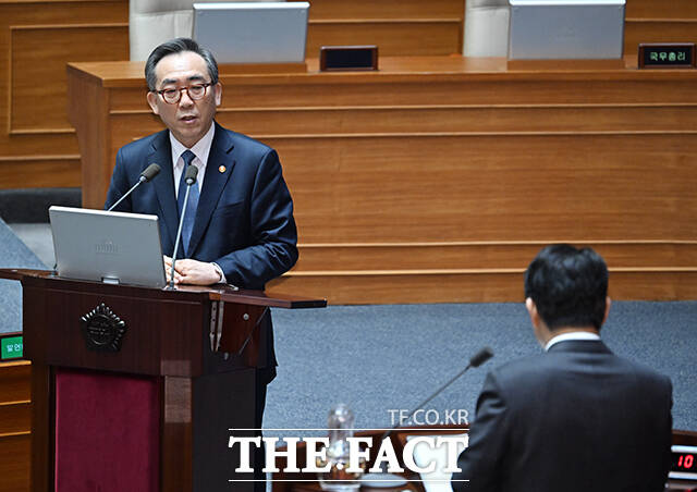 조태열 외교부 장관이 질의에 답하고 있다.