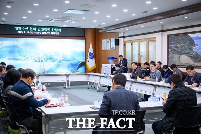 남해군이 해양수산분야 단체 대표들과 민생정책 간담회를 갖고 있다./남해군