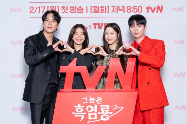 배우 곽시양 임세미 문가영 최현욱(왼쪽부터)이 tvN 새 월화드라마 그놈은 흑염룡에 관한 다양한 이야기를 전했다. /tvN