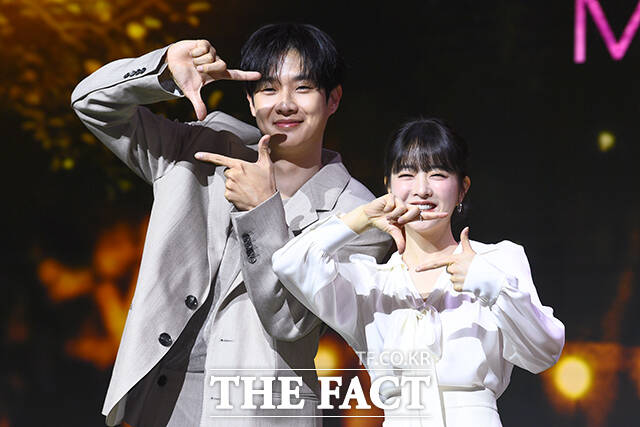 배우 최우식(왼쪽)과 박보영이 12일 오전 서울 종로구 JW 메리어트 동대문 스퀘어에서 열린 넷플릭스 새 시리즈 멜로무비 제작발표회에 참석해 포즈를 취하고 있다. /서예원 기자