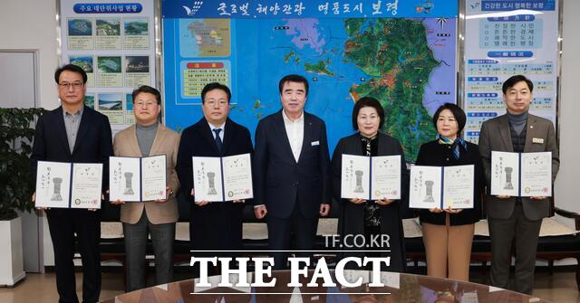 보령시가 민간위탁 운영평가위원회를 개최하고 위촉직 의원에 대한 위촉장을 수여하고 있다. /보령시