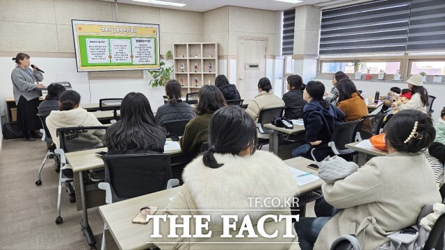 정읍시 가족센터는 11일 공동육아나눔터에서 품앗이 발대식을 열고 본격적인 운영에 돌입했다. 지역 내 자발적인 육아 공동체를 지원하고, 부모들이 함께 육아의 어려움을 나누는 품앗이 활동의 시작을 알리는 자리로 마련됐다. / 정읍시