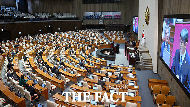 김석우 법무부장관 직무대행이 12일 오후 서울 여의도 국회에서 열린 정치·외교·통일·안보 분야 대정부질문에 참석해 이춘석 더불어민주당 의원의 질의에 답하고 있다. /국회=박헌우 기자