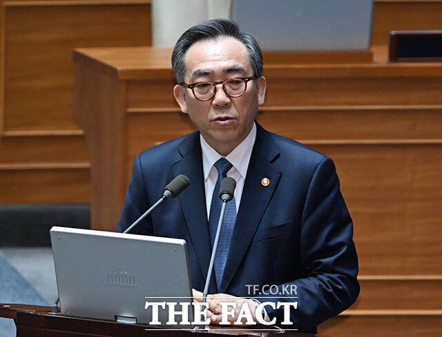 조태열 외교부 장관이 질의에 답하고 있다.
