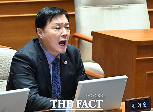 조계원 더불어민주당 의원이 윤상현 의원의 발언에 대해 항의하고 있다.