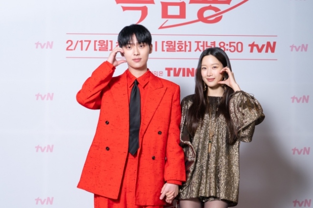 배우 최현욱과 문가영이 tvN 새 월화드라마 그놈은 흑염룡을 통해 로맨스 케미를 보여줄 예정이다. /tvN