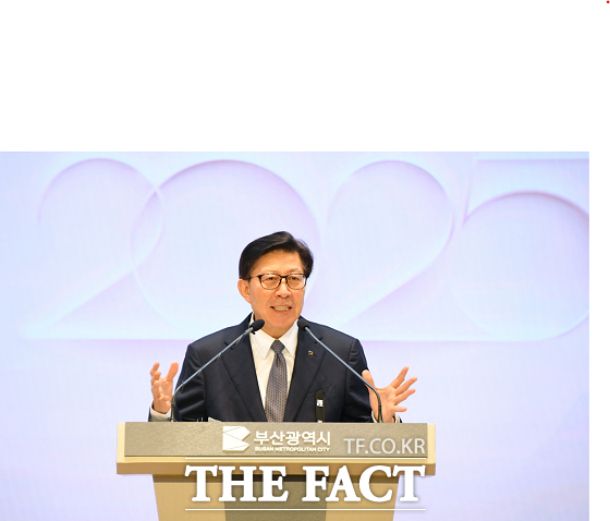 박형준 부산시장이 12일 오전 9시 시청 대강당에서 열린 시무식에서 신년사를 하고 있다. /부산시