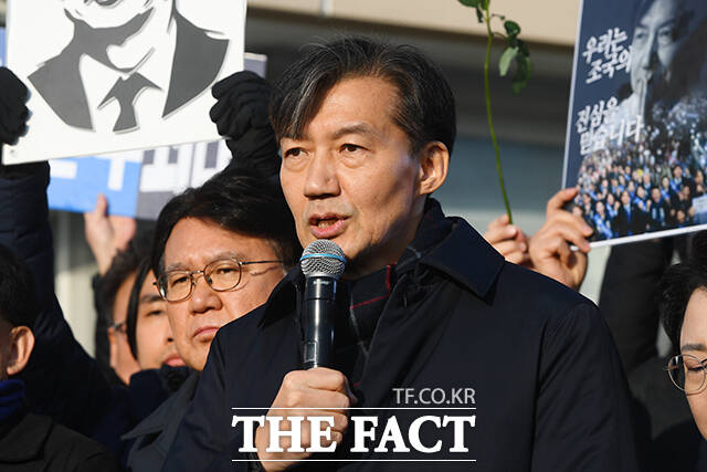 조국혁신당이 조국 전 대표가 자리를 비우면서 지지율 하락과 함께 선명성마저 사라졌다는 평가가 나온다. 지난단 16일 자녀 입시비리 혐의 등으로 징역형이 확정돼 수감되는 조국 전 조국혁신당 대표. /장윤석 기자