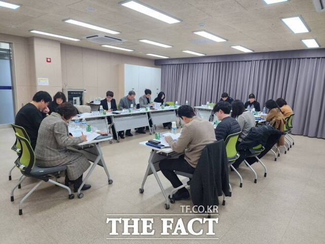 청양군이 11일 지역사회 내 다양한 분야의 전문가 17인이 참여한 가운데 ‘2025년 지역사회통합돌봄협의체’ 회의를 열고 있다. /청양군
