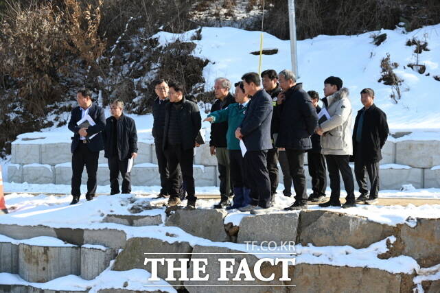 박정현 부여군수를 비롯한 관계자들이 11일 부여군 임천면 수해복구현장을 찾아 점검하고 있다. /부여군
