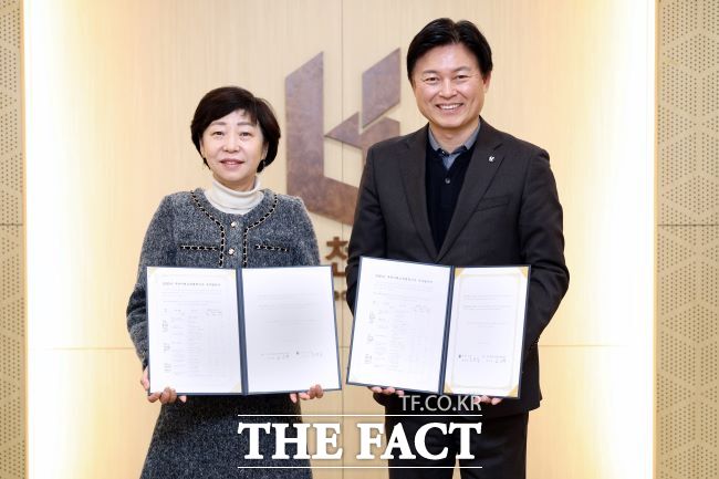 조용익 부천시장과 김선복 부천교육지원청 교육장이 2025년 부천미래교육협력지구 부속 합의를 체결했다./부천시