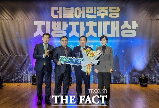 지난 10일 서울 국회도서관 대강당에서 열린 제1회 더불어민주당 지방자치대상에 참석한 김병내 광주 남구청장(사진 오른쪽에서 두 번째)이 재정분권 우수상과 혁신정책상을 수상한 뒤 기념촬영을 하고 있다./광주 남구