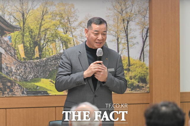 최원철 시장이 11일 웅진동 행정복지센터에서 열린 시민과의 대화에서 인삿말을 하고 있다. /공주시