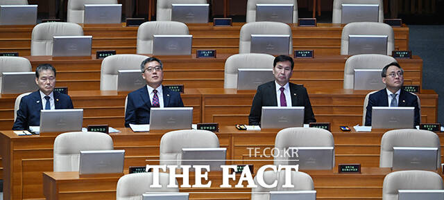 김영호 통일부 장관과 김석우 법무부장관 직무대행, 김선호 국방부 장관 직무대행, 고기동 행정안전부 장관 직무대행(왼쪽부터)이 대정부질문에 참석하고 있다.
