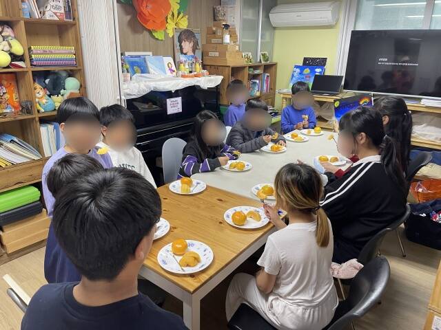 서울는는 얘들아 과일 먹자 사업으로 지난해 243개 지역아동센터 이용 아동에게 사과, 토마토 등 제철 과채류를 60회 공급했다. /서울시