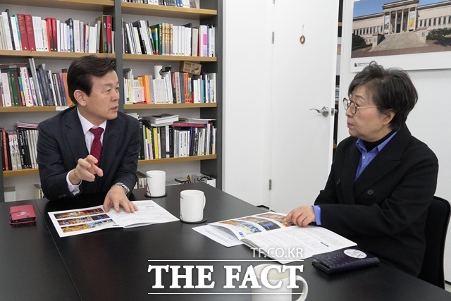 조규일 진주시장이 김성희 국립현대미술관장을 만나 국립현대미술관 진주관 건립 등 국비지원 필요성을 설명하고 있다./진주시