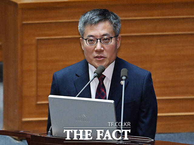 김석우 법무부장관 직무대행이 질의에 답하고 있다.