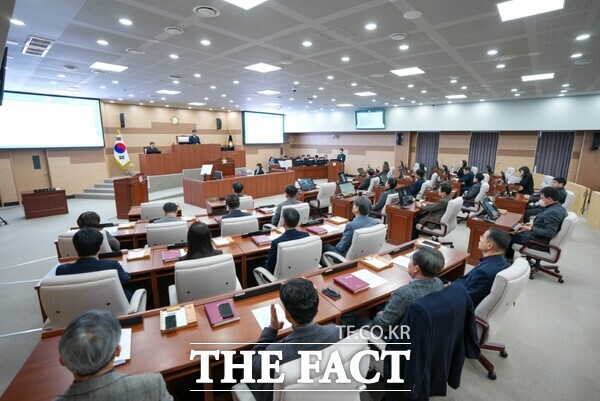 12일 아산시의회 관계자가 제255회 임시회 제1차 본회의를 개최하고 있다. /아산시의회