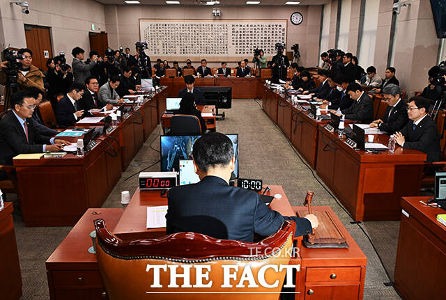 민주당은 이달 중 특검법 본회의 통과를 목표로 하고 있다. 오는 19일 예정된 법사위 긴급현안 질의 증인으로 명태균 씨와 김석우 법무부차관, 오동운 고위공직자범죄수사처장, 심우정 검찰총장 등 4명을 부르는 증인 채택의 건도 통과됐다. /배정한 기자