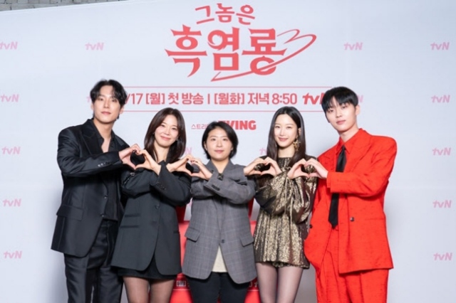 배우 곽시양 임세미, 이수현 감독, 문가영 최현욱(왼쪽부터)이 tvN 새 월화드라마 그놈은 흑염룡 제작발표회에 참석했다. /tvN
