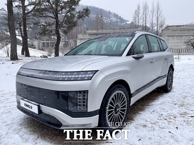 영하의 온도에 눈까진 내린 12일 경기 양평군의 한 카페 주차장에 현대차 대형 전기 SUV 아이오닉 9이 세워져 있다. /황지향 기자