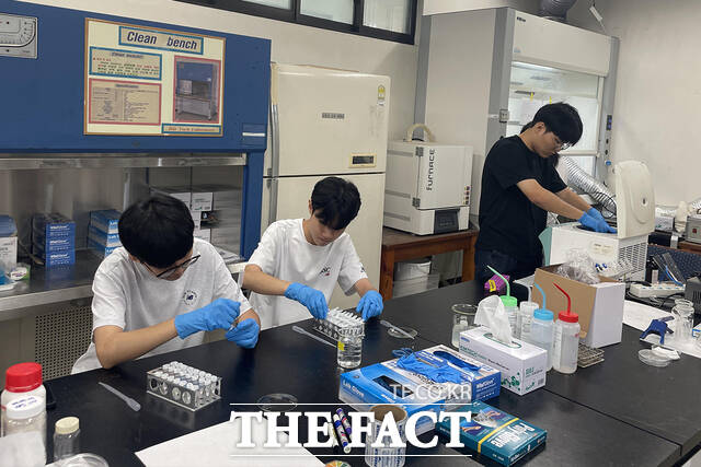 대전교육청이 지원하는 고교·대학 연계 R&E 전공체험에 참여한 학생들이 과학적 사고력 함양을 위한 실험을 진행하고 있다. /목원대