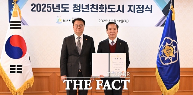 구인모 거창군수(오른쪽)가 대한민국 청년친화도시 지정서를 전달받고 기념 촬영을 하고 있다./거창군