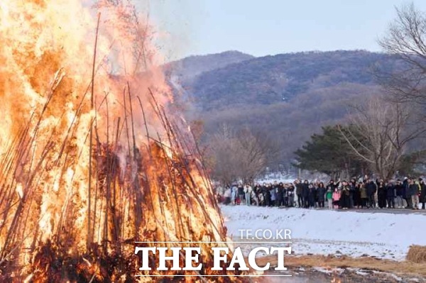 11일 아산시 관계자가 2025 외암마을 정월대보름 맞이 축제 중 달집태우기를 하고 있다. /아산시