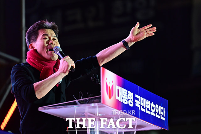 보수 1타 강사로 꼽히는 전한길 한국사 강사가 연설하고 있다.