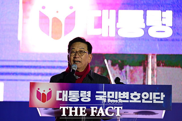 윤석열 대통령의 변호를 맡고 있는 석동현 변호사가 연설하고 있다.