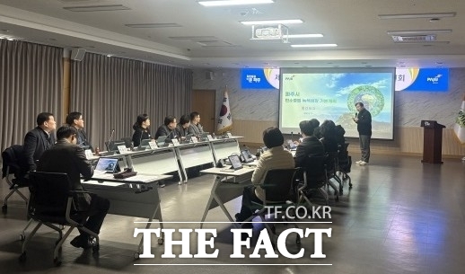 지난 12일 열린 탄소중립 녹색성장 기본계획 수립 용역 중간보고회에 참석한 경기 파주시, 파주시의회 관계자들과 전문가, 시민 등이 시 현황을 듣고 있다. /파주시