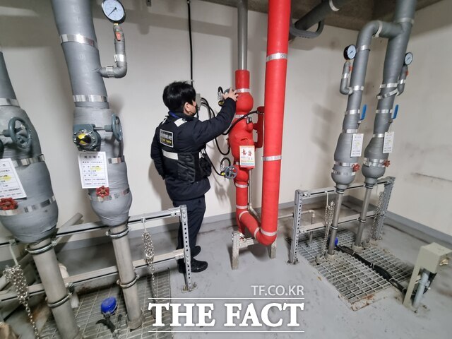 서천소방서가 지역 내 아파트 지하 주차장을 대상으로 소방설비 점검 등 화재 안전 조사를 실시하고 있다. /서천소방서