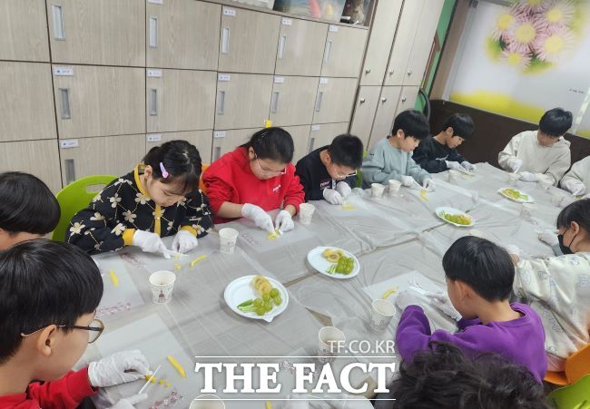 아동들이 행복플러스 건강채움 교실에서 수업에 참여하고 있다. /부천시