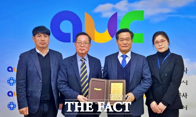 안양도시공사가 경기도교육감으로부터 생존수영 우수기관 표창을 받았다. /안양도시공사