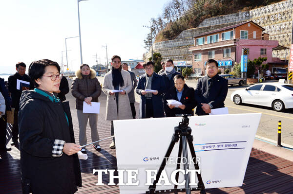 13일 광양시의회 총무위원회(위원장 박문섭)가 진월면 망덕포구에 설치된 데크 현장을 방문해 집행부로 부퍼 보고를 받고 있다./광양시의회