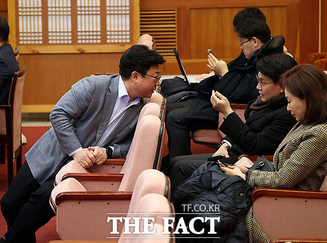 국민의힘 강명구, 윤상현, 김민전 의원이 13일 오전 서울 종로구 헌법재판소에서 열리는 윤석열 대통령 탄핵심판 8차 변론을 방청하기 위해 입장해 있다.