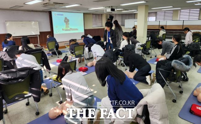 심폐소생술 교육 진행 모습./부천시