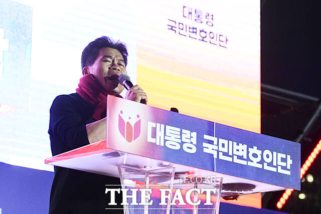 전한길 한국사 강사가 13일 오후 서울 중구 청계광장에서 열린 윤석열 대통령 국민변호인단 출범식에서 발언하고 있다. /서예원 기자