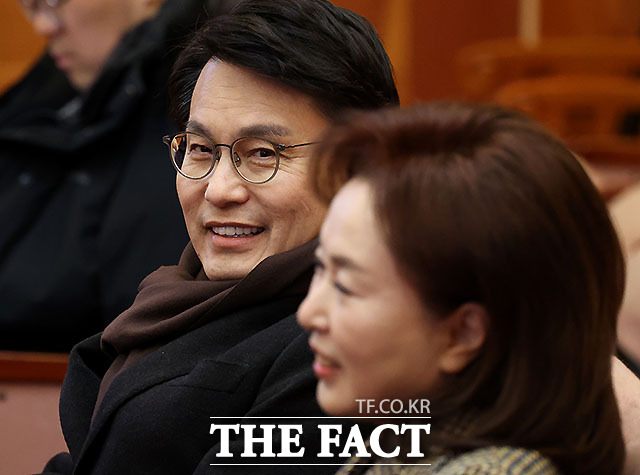 국민의힘 윤상현, 김민전 의원이 13일 오전 서울 종로구 헌법재판소에서 열리는 윤석열 대통령 탄핵심판 8차 변론을 방청하기 위해 입장해 웃음을 짓고 있다.