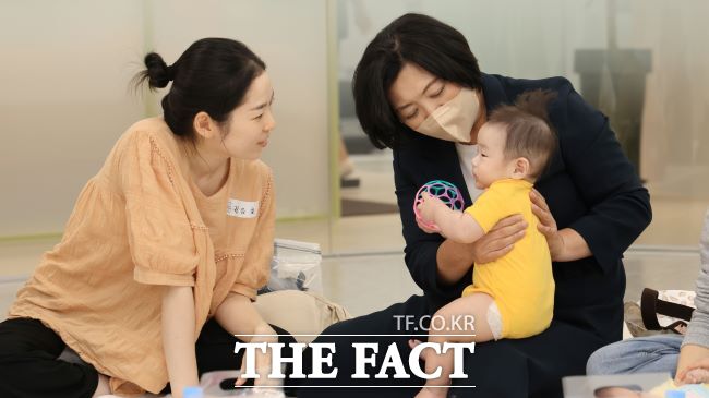 신계용 시장이 아기 오감발달 교실에서 아가를 돌보는 모습./과천시