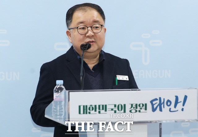 전진봉 태안군 전략사업담당관이 13일 군청 브리핑 룸에서 정례브리핑을 하고 있다. / 태안군.