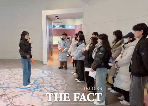 대학생들이 경기 남양주시의 ‘2025년 동계 대학생 행정 체험 연수’ 마지막 일정인 남양주시립박물관 탐방 활동에 참여, 남양주시 역사에 대해 경청하고 있다. /남양주시