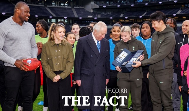 토트넘 선수단을 대표한 손흥민이 찰스 3세를 안내하고 있다./토트넘