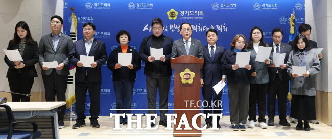 경기도의회 더불어민주당 교육기획행정위원회 소속 의원들이 중등교사 임용시험 점수 산정 오류와 관련해 13일 도의회 브리핑룸에서 기자회견을 열어 임태희 교육감의 사퇴를 촉구하고 있다./경기도의회