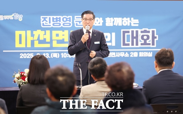 진병영 함양군수가 13일 마천면에서 군민과의 대화 시간을 갖고 있다./함양군