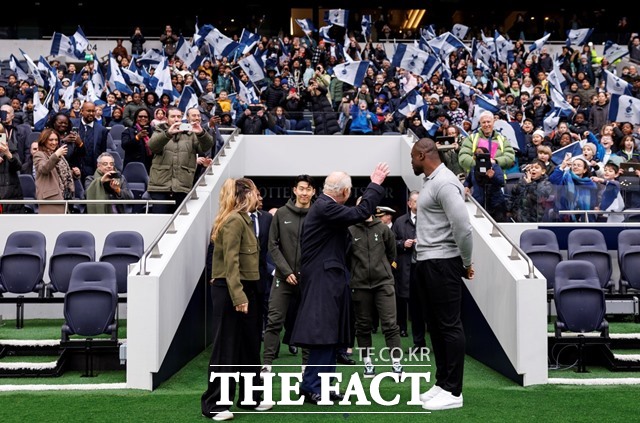 클럽이 지역사회에 미치는 사회 경제적 영향을 기념하기 위해 토트넘 구단을 찾은 찰스 3세./토트넘