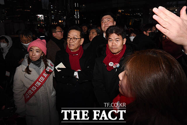 석동현 변호사(왼쪽)와 전한길 한국사 강사가 출범식에 참석하고 있다.