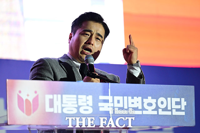 유튜버 그라운드C가 연설하고 있다.